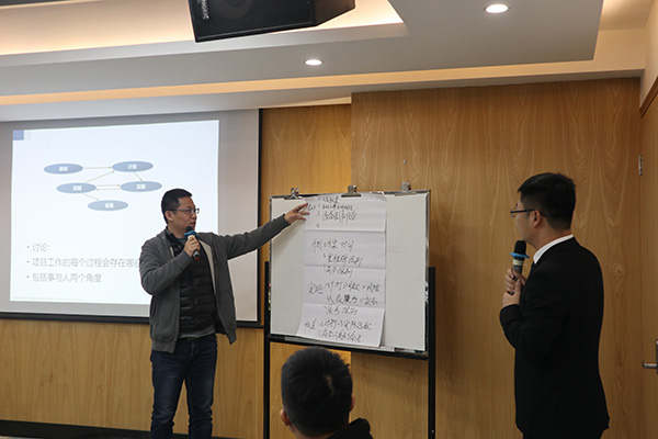 学员上台颁发 (2).JPG